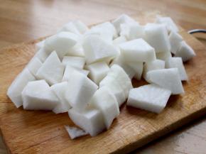 将白萝卜切成大块