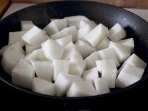 入炒锅稍微炒几下