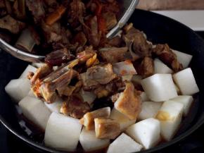 将解压的羊肉倒入。