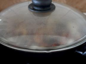 盖上锅盖，大火烧开，转中火，水份收干，一般萝卜也就烧好了。