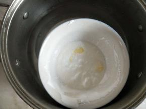 隔热水加热至棉花糖和黄油完全融化，混合均匀。