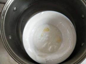 隔热水加热至棉花糖和黄油完全融化，混合均匀。