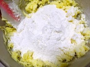 过筛抹茶粉，低筋面粉，切拌均匀