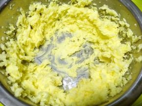 黄油室温软化，加糖粉打发至蓬松状态