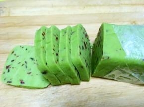 将冻硬的饼干条取出，切成0.4厘米厚的片