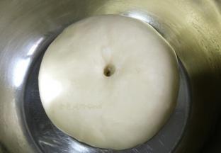 除了黄油以外的所有材料揉至扩展阶段，再加入黄油揉出薄薄的膜，发酵至2倍大