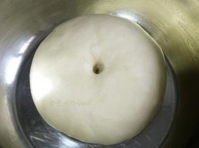 除了黄油以外的所有材料揉至扩展阶段，再加入黄油揉出薄薄的膜，发酵至2倍大