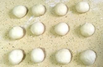 平均分成12份，滚圆，松弛