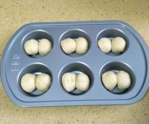 再滚圆，2个一组放入模具中