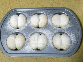 面团表面筛上薄薄的一层面粉