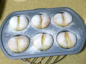 放入预热好的烤箱中，200度烤10分钟左右即可