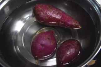 馅材料：紫薯3个，黄油30克，白砂糖50克，蛋黄12个
紫薯洗干净放入锅里大火煮熟。