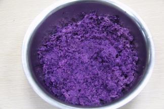 用擀面杖压成泥即可。