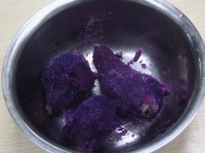 煮熟后去皮。