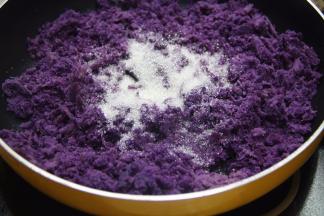 白糖加入继续翻炒，直到糖溶化