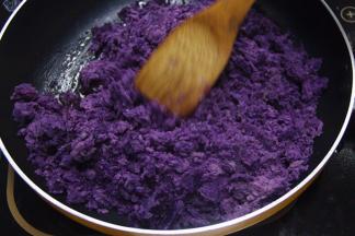 把紫薯泥放入翻炒