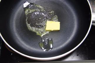 把不粘锅烧开，放里黄油