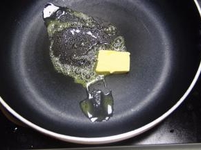 把不粘锅烧开，放里黄油