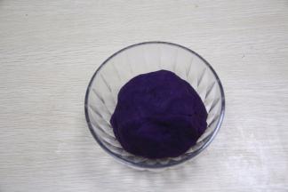 最后，把紫薯泥拌成团即可