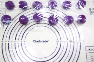 把紫薯泥分成12个20克的小团，搓圆包上保鲜纸备用