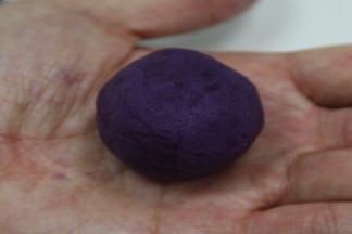 用虎口把蛋黄包在里面，收口搓圆备用