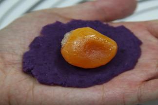 蛋黄提前烤熟，放在紫皮中间