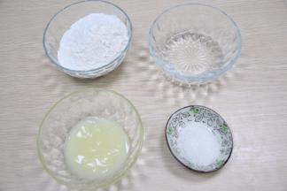 提前把油皮材料准备好：中粉110克，猪油40克，白糖8克，温水40克