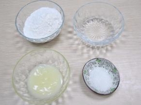 提前把油皮材料准备好：中粉110克，猪油40克，白糖8克，温水40克