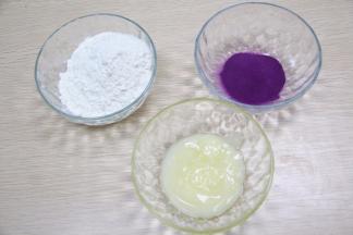 准备好油酥材料：低粉85克，猪油40克，紫薯粉13克