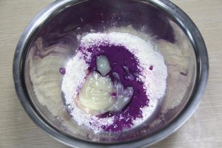 油酥材料全部混合均匀搅拌。