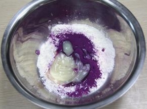 油酥材料全部混合均匀搅拌。