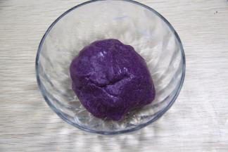 搅拌均匀迅速揉拌成团。