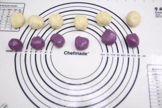 把油皮分割成12个30克，油心分成12个20克，分别揉成团。