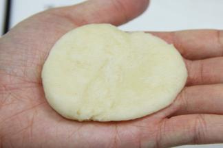 把一个油皮双手用掌心压扁。