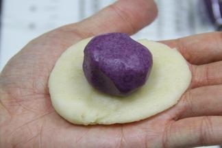 把一个紫薯泥放油皮中间。