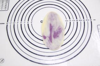 静置好后，用擀面仗擀成长舌形。