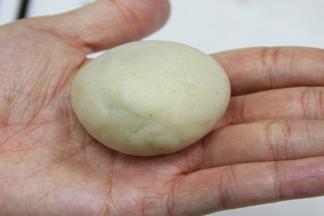 用虎口向上收胧，收口捏紧