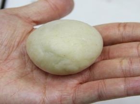 用虎口向上收胧，收口捏紧