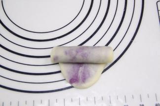 从前端由上而下卷起来。