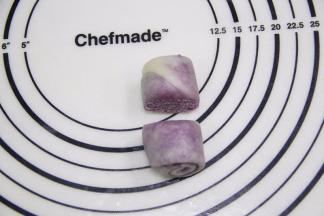 将卷好的面团横切两半。