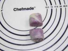 将卷好的面团横切两半。