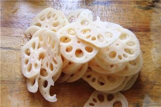 将藕洗净切片备用，葱切葱花，蒜剁成蒜蓉；