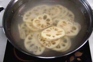 2锅烧水熟开，将藕片入锅，焯熟；焯熟盛出来放凉水中