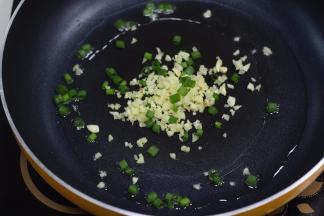 热锅下油，爆炒蒜蓉加入葱花、干辣椒待有香味，出锅；