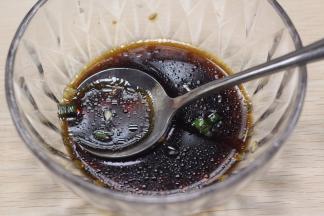 取一个碗把调料调好，倒上藕片，再放蒜蓉葱花，拌均匀，即可