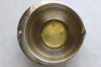 鸡蛋先分离，蛋清放入打蛋盆里，打蛋盆必须是干净的无油无水的，蛋黄放入另一个盆里待用