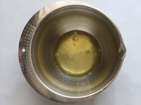鸡蛋先分离，蛋清放入打蛋盆里，打蛋盆必须是干净的无油无水的，蛋黄放入另一个盆里待用