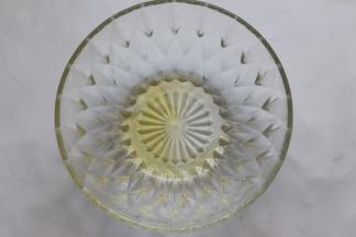 先处理一下蛋黄糊，把水和玉米油混合在一起