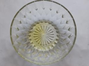 先处理一下蛋黄糊，把水和玉米油混合在一起