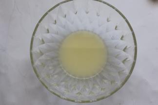 用手动打蛋器打搅拌均匀完全混合好